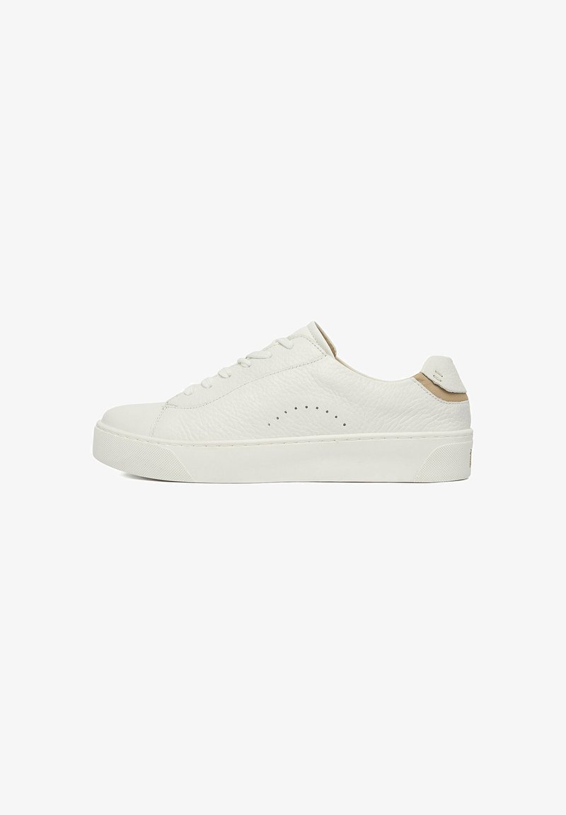 Zapatilla blanca de piel baja con cordones en la parte delantera, detalle perforado en el lateral, cuello acolchado y suela gruesa de goma, mostrada en perfil derecho.