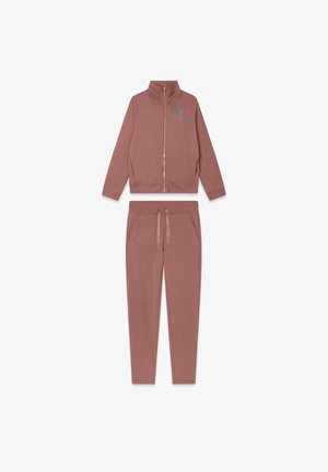 Ensemble de survêtement en deux pièces en tissu mauve doux. Comprend une veste zippée avec un col haut et des accents brillants sur le pantalon, y compris des poches et un cordon de serrage.