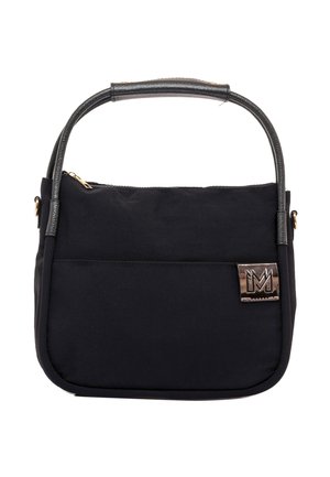 Bolso negro con forma rectangular redondeada, asa negra, cremallera dorada y placa metálica con logo en el bolsillo delantero.