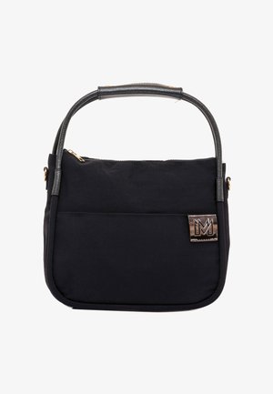Bolso negro con forma rectangular redondeada, asa negra, cremallera dorada y placa metálica con logo en el bolsillo delantero.