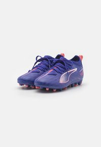 Puma ULTRA 5 MATCH MG JR UNISEX - Botines de fútbol para terreno firme - lapis lazuli/white/sunset glow