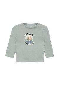 Lichte grijze langemouwen shirt van zachte stof met een luiaard graphic en de tekst "VOELEN SLAAPDIG!" boven een kleurrijke achtergrond.