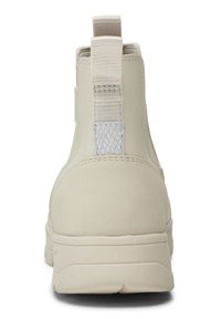Botines beige hasta el tobillo con acabado texturado y paneles laterales elásticos. Incluyen una cinta de tela para facilitar el uso y una suela de goma para mayor agarre.