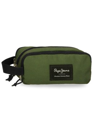 Bolsa de tela rectangular verde para artículos de tocador con cremallera negra, asa lateral negra y etiqueta frontal que dice "Pepe Jeans London Nineteen Seventy Three".