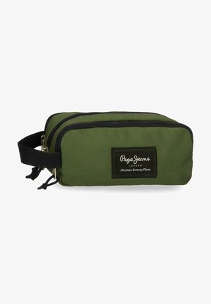 Bolsa de tela rectangular verde para artículos de tocador con cremallera negra, asa lateral negra y etiqueta frontal que dice "Pepe Jeans London Nineteen Seventy Three".