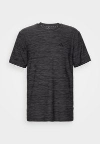Camiseta deportiva negra con una sutil textura jaspeada, cuello redondo, mangas cortas y un pequeño logotipo negro en la parte izquierda del pecho.
