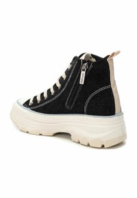Zapatillas altas negras con cordones blancos, fabricadas en tejido texturizado y con suelas color crema. Cuentan con un cierre de cremallera lateral y un acento trasero en contraste.
