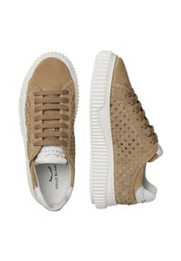 Zapatillas de ante perforadas en color marrón claro con suela de goma blanca, que presentan cordones y un detalle del logo en la lengüeta. Diseño texturizado y casual.