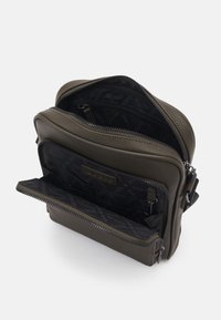 Guess MILANO - Borsa a tracolla - military green