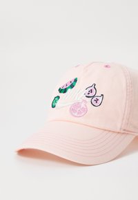 Boné de algodão rosa com um logótipo bordado em branco e desenhos coloridos de frutas, incluindo uma melancia, uvas e uma romã.