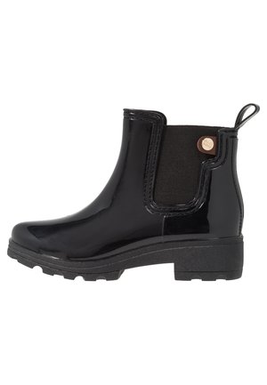 Bota de lluvia negra, material brillante, altura hasta el tobillo, paneles laterales elásticos, tirador, suela texturizada, punta redonda, diseño minimalista, estilo versátil.