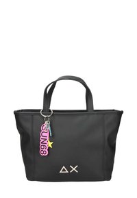 Musta synteettinen olkalaukku kaksinkertaisilla kahvoilla, jossa on vaaleanpunainen "SUN68" -riipus ja kolmio-logo vaaleanharmaana edessä.