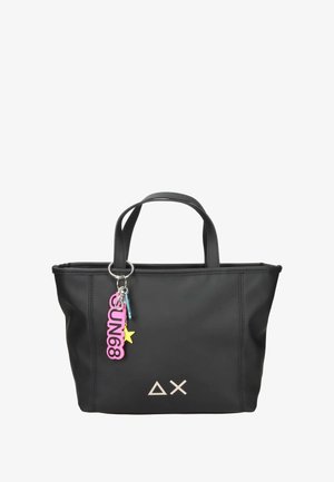 Borsa a tote nera sintetica con doppi manici, caratterizzata da un charm rosa "SUN68" e un logo triangolare grigio chiaro sul davanti.