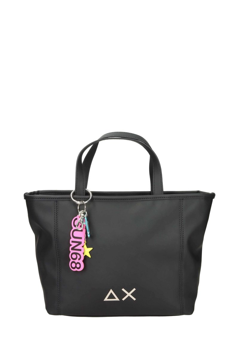 Musta synteettinen olkalaukku kaksinkertaisilla kahvoilla, jossa on vaaleanpunainen "SUN68" -riipus ja kolmio-logo vaaleanharmaana edessä.