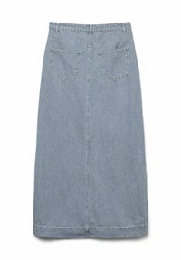 Jeanskrilo z modrimi in belimi vertikalnimi črtami, do kolen, z pasom, dvema zadnjima žepoma in šivanimi detajli.