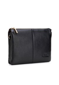 Pochette in pelle nera con una texture liscia, chiusura con zip e dettagli in metallo dorato. Presenta un logo in rilievo discreto sulla parte anteriore.