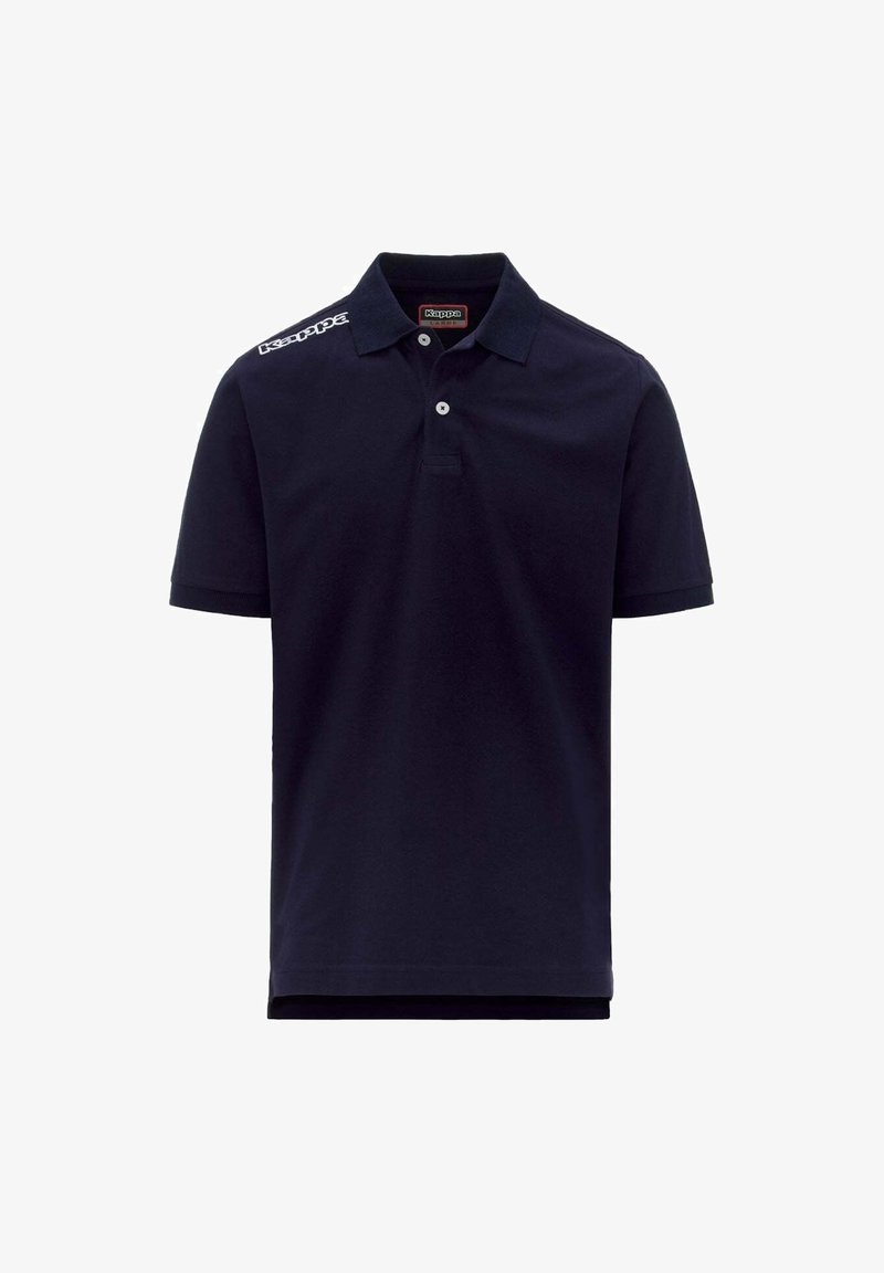 Polo-shirt bleu marine en coton, avec une patte de boutonnage à trois boutons, des manches courtes et un accent logo sur l'épaule. Texture lisse.