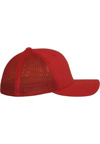 Căciulă de baseball roșie cu un front solid și spate din plasă. Are o coroană rotundă și o visieră curbă. Material texturat și cusături vizibile.