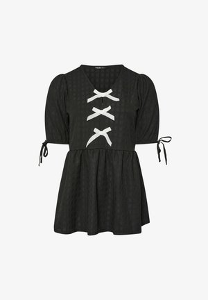 Czarna sukienka z krótkimi bufkami, dekoltem w serek i białymi akcentami wstążkowymi. Teksturowana tkanina z marszczonym pasem i sznurówkami przy mankietach.