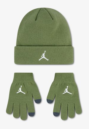Ensemble bonnet et gants en maille vert olive, chacun avec un logo Jumpman blanc ; les gants ont des extrémités foncées sur le pouce et l’index.