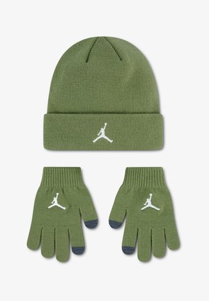 Ensemble bonnet et gants en maille vert olive, chacun avec un logo Jumpman blanc ; les gants ont des extrémités foncées sur le pouce et l’index.