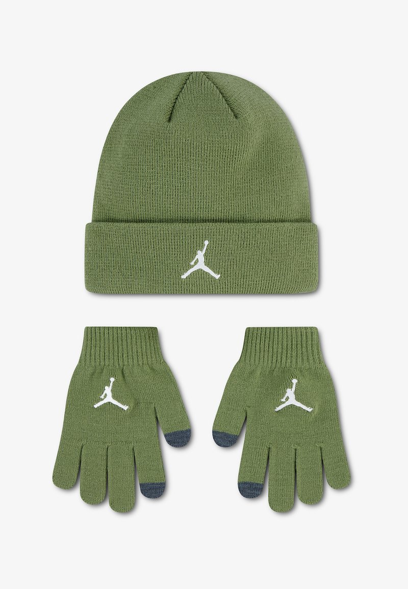 Ensemble bonnet et gants en maille vert olive, chacun avec un logo Jumpman blanc ; les gants ont des extrémités foncées sur le pouce et l’index.