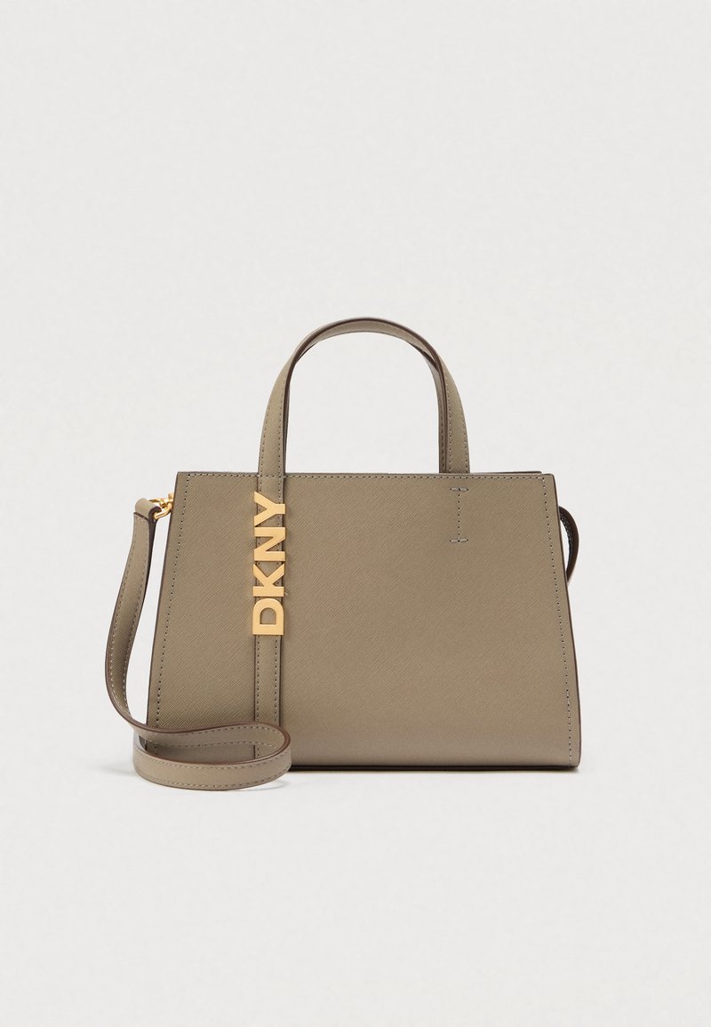 Sac à main contemporain en cuir texturé taupe clair, doté de poignées supérieures, d'une bandoulière amovible et d'un accent logo doré proéminent.