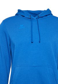 Felpa con cappuccio blu realizzata in morbido tessuto, dotata di una tasca a marsupio, cordini e un piccolo logo sul petto sinistro.
