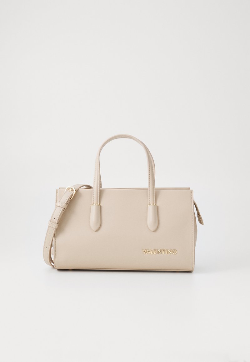 Borsa a tracolla effetto pelle beige con due manici superiori e una tracolla rimovibile. Presenta logo impresso e dettagli in hardware tono oro.