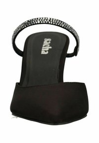 Sandale noire à talon haut au design épuré, avec un bout carré, en satin, et une sangle ornée de cristaux pour la décoration.