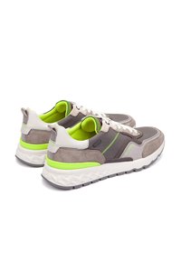 Zapatillas de ante gris y sintético con acentos en verde neón. Presentan una suela texturizada, cierre de cordones y un cuello acolchado para mayor comodidad.