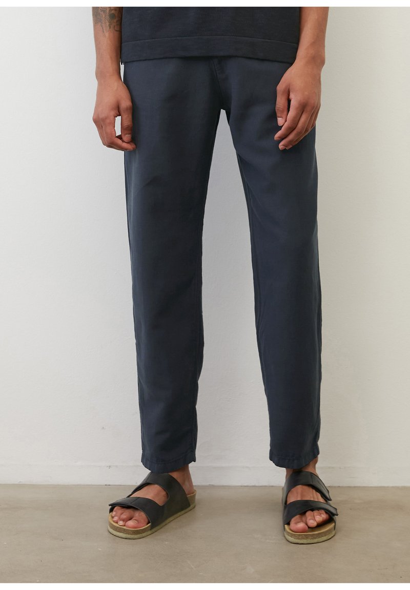 Herren Trainingsanzüge | Marc O'Polo MODELL BELSBO Jogginghose dark navy/blau - WJ77377 Herren Trainingsanzüge | Marc O'Polo MODELL BELSBO Jogginghose dark navy/blau - WJ77377