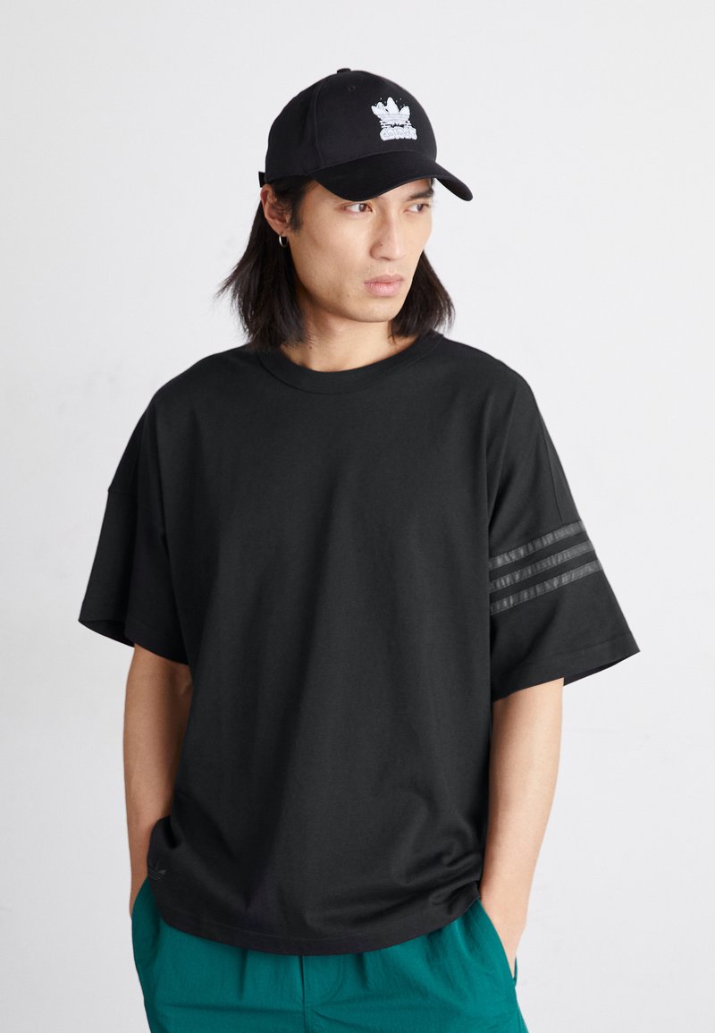 adidas Originals - NEUCLASSIC TEE - Tričko s potlačou - black, Zväčšiť