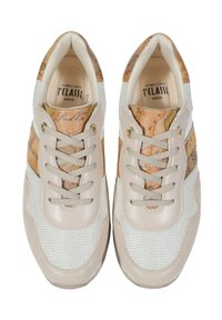 Sneakers beige con tomaia in rete e dettagli in pelle. Motivo a mappa sui pannelli laterali, lacci rotondi e suole imbottite.