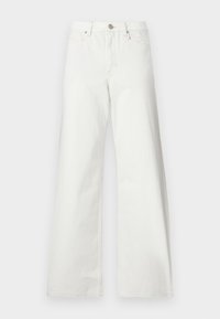 Άσπρο τζιν με ψηλή μέση και φαρδιά πόδια, με κλείσιμο με κουμπιά μπροστά, θηλιές για ζώνη και μπροστινές τσέπες σε απλό φόντο.