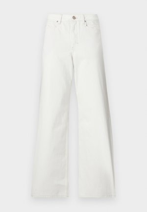 Jean blanc taille haute à jambes larges, fermeture à boutons devant, passants de ceinture et poches avant sur fond uni.