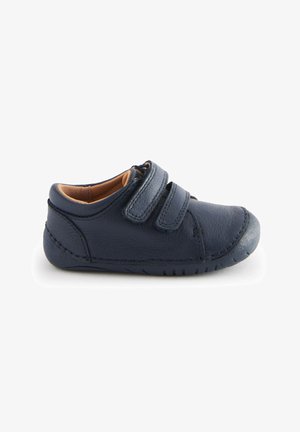 Pantofii din piele de culoare bleumarin, cu două curele reglabile din velcro, vârf rotund, cusături vizibile și o talpă flexibilă pentru confort și susținere.