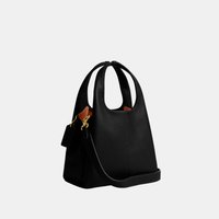 Czarna skórzana torebka z zaokrąglonymi rączkami, odpinanym paskiem na ramię oraz złotymi okuciami, przedstawiona na jednolitym tle.