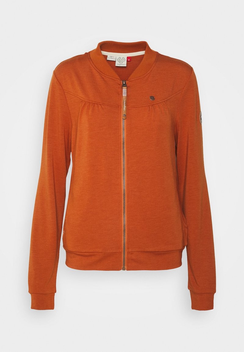 Veste zippée orange brûlé avec manches longues, col rond, poignets et ourlet côtelés, et petits détails de logo métallique sur la poitrine et la manche.