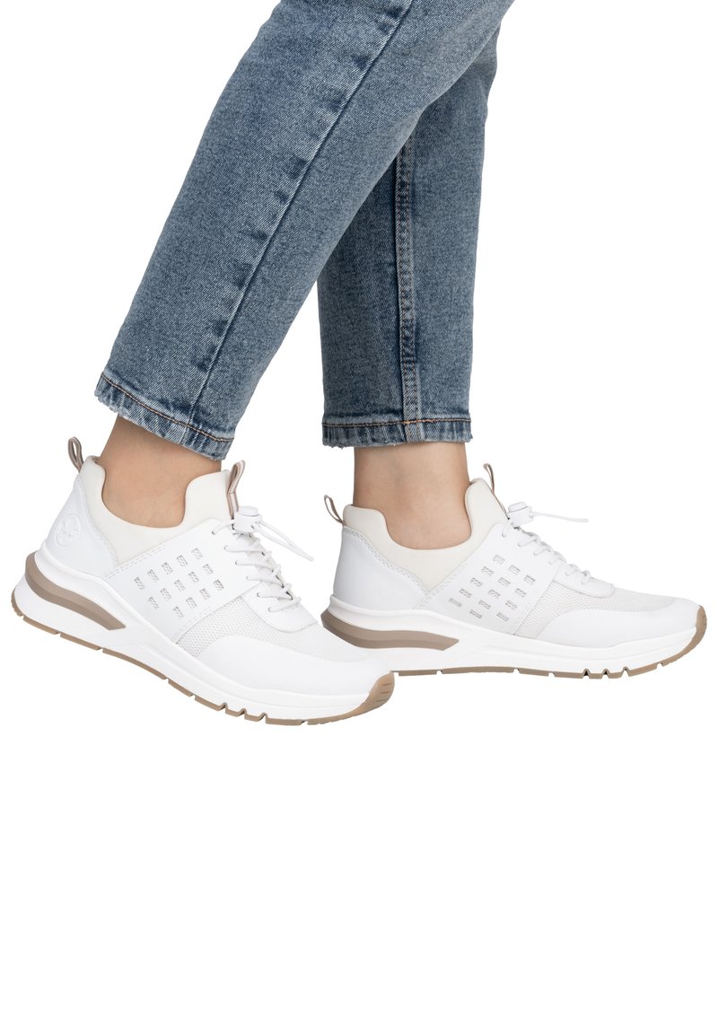 Weiße Sportschuhe mit einem Obermaterial aus Mesh und Synthetik, versehen mit einem gemusterten Seitenbereich, Schnürverschluss und einer strukturierten, hellbraunen Sohle.