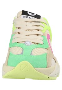 Sneaker con tomaia in mesh e suede beige, caratterizzata da accenti verde brillante e rosa, logo rotondo e suola testurizzata con un prominente motivo di battistrada.