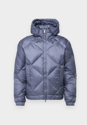 Aufblashjacke in metallisch Blau mit einem Rautenmuster, Reißverschluss und Kapuze. Mit elastischen Bündchen und verstellbarem Kordelzug an der Kapuze.