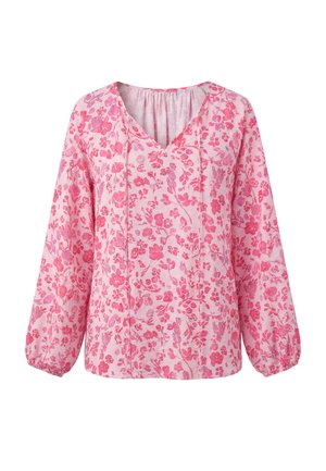 Blouse rose à manches longues avec un col en V et un motif floral dans des tons de rose plus foncé sur un fond rose clair.