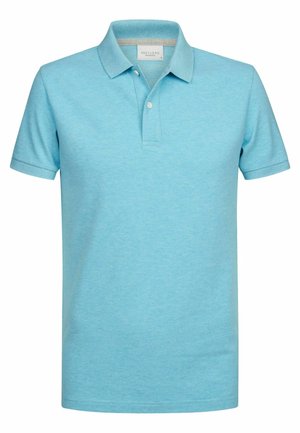 Lichtblauw poloshirt met korte mouwen, een kraag en een knoopsluiting met twee knopen, weergegeven op een effen witte achtergrond.
