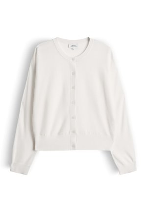 Witte lange mouwen button-up cardigan met geribbelde manchetten en zoom, ronde halslijn en een klein merklabel aan de achterkraag.
