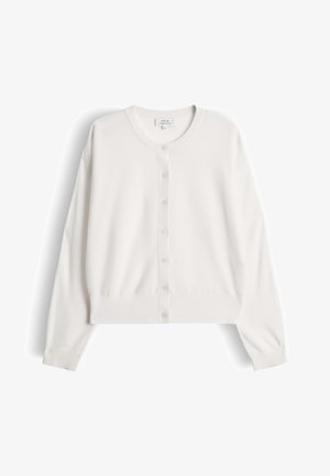 Witte lange mouwen button-up cardigan met geribbelde manchetten en zoom, ronde halslijn en een klein merklabel aan de achterkraag.