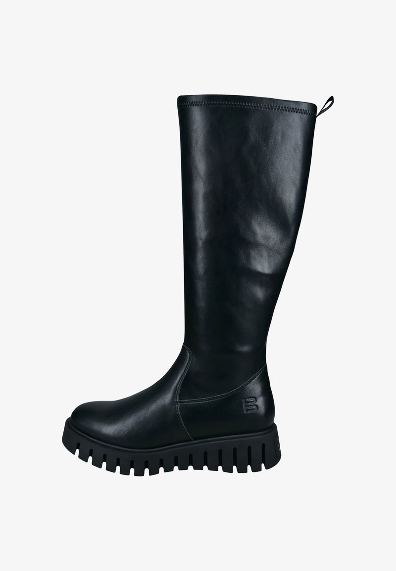 Bota de cuero negro hasta la rodilla con punta redonda, superficie texturizada, tira en la parte posterior y suela de goma gruesa con un patrón estriado.