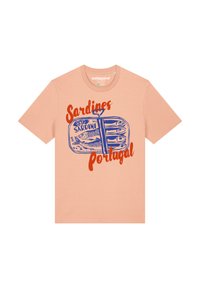 Pfirsichfarbener Baumwoll-T-Shirt mit einem Grafikdesign einer Sardinenbüchse, blauen Illustrationen und rotem Text "Sardines Portugal." Kurze Ärmel, Rundhals.