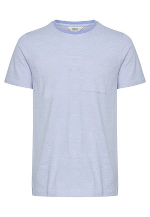 Svijetlopurpurna pamučna majica s kratkim rukavima, okruglim izrezom i džepom na lijevoj strani prsiju. Ima suptilnu teksturu i bočne otvore na rubu.