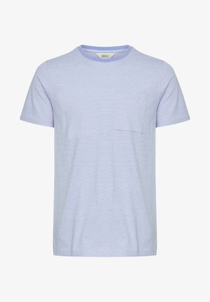 T-shirt en coton violet clair avec des manches courtes, un col rond et une poche sur la poitrine gauche. Présente une texture subtile et des fentes sur les côtés à l'ourlet.
